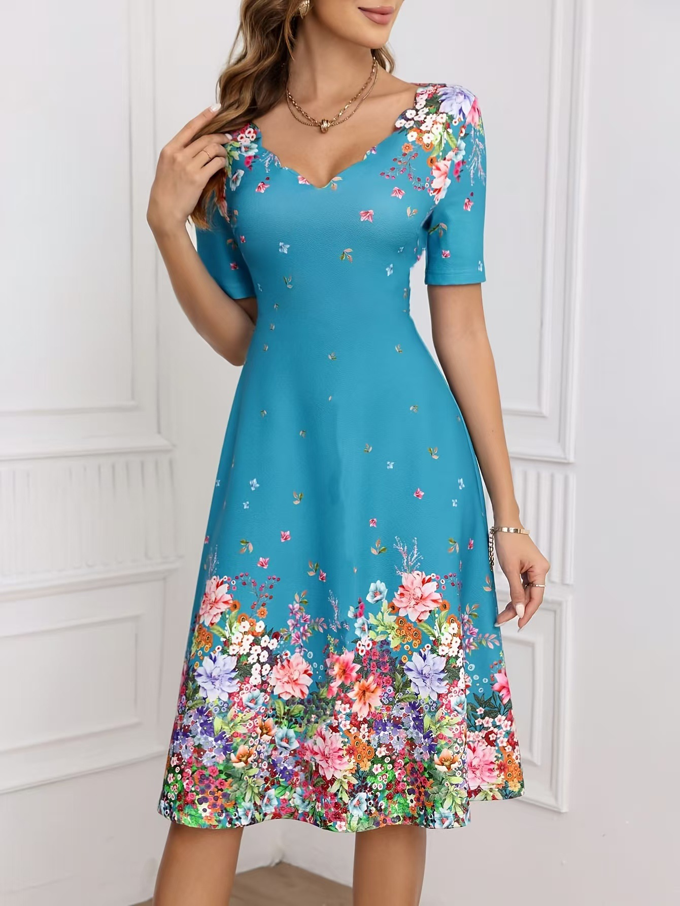 Robe mi-longue à col en V festonné pour femmes, manches courtes, imprimé floral élégant, taille haute, coupe A-line, robe décontractée d'été pour femmes, robe de soirée estivale.