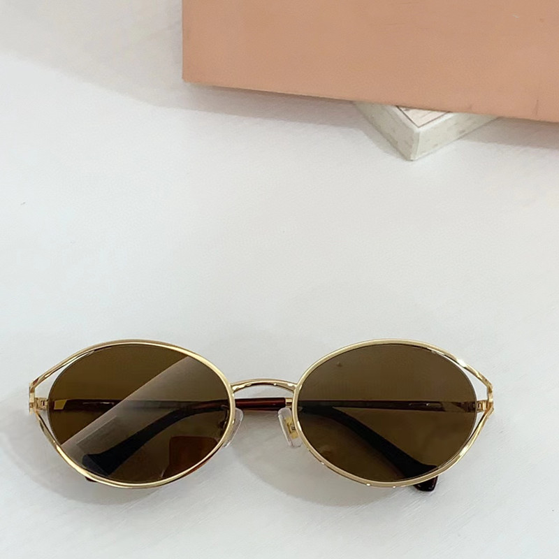 Lunettes de soleil rondes européennes et américaines pour femmes, au style haut de gamme, monture ovale en métal, polyvalentes, tendance et rétro.