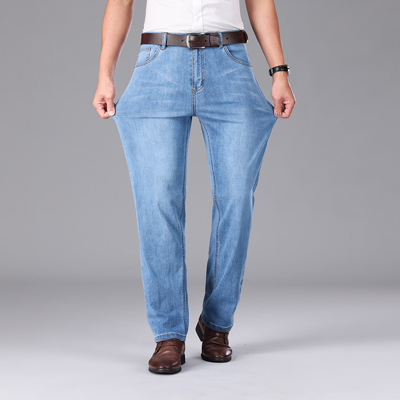 Jean droit ample et léger pour homme, collection été 2026, avec badge classique, style décontracté chic, en coton extensible fin