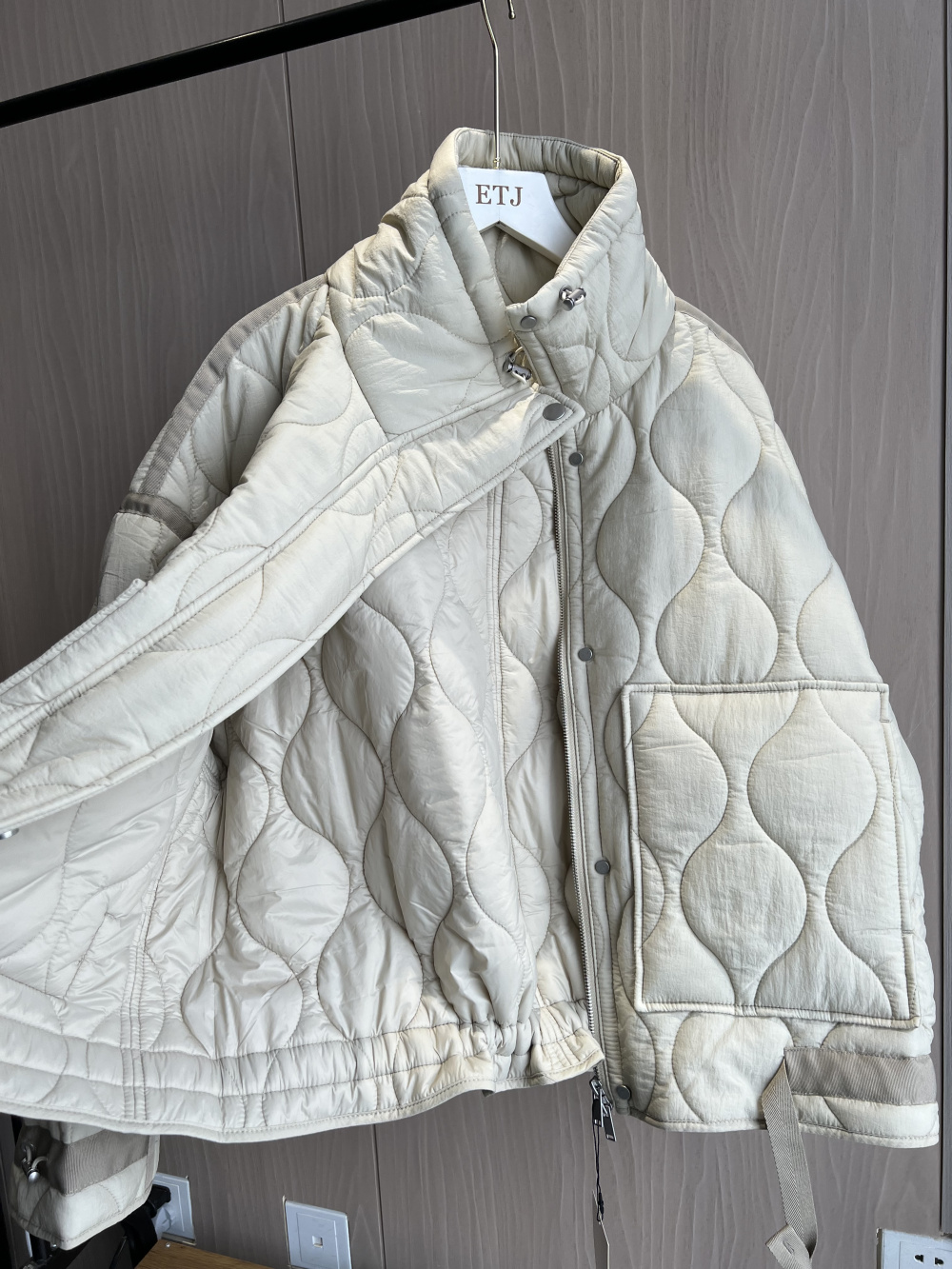 Manteau matelassé pour femmes ETJ 2025 veste QUILTée avec attaches nouvelle veste en coton beige avec cordon de serrage col haut avec clip de poche pour femmes